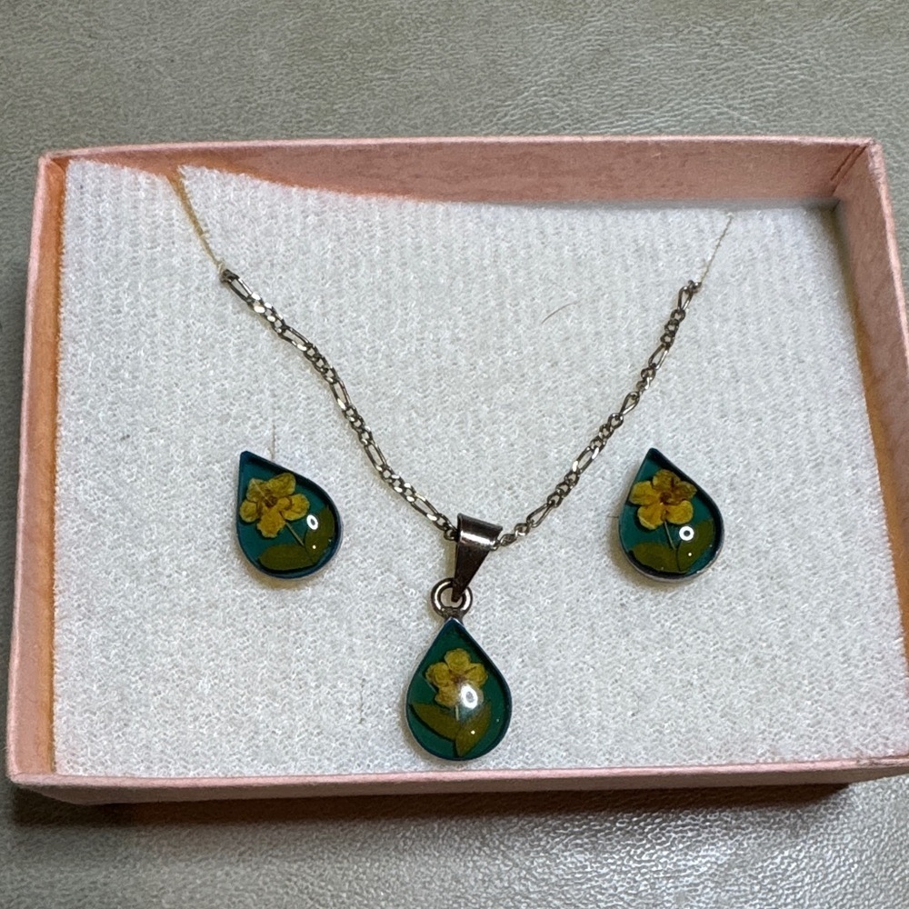 Elegant Floral Pendant and Earring Set 7"